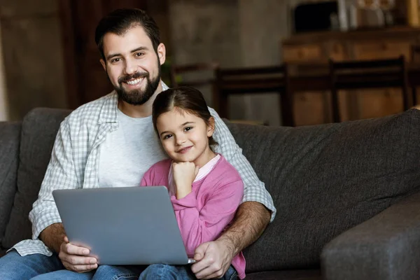 Pai Alegre Com Filha Sentada Sofá Usando Laptop — Fotografia de Stock