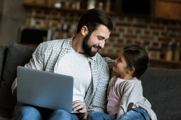 Pai Alegre Com Filha Sentada Sofá Usando Laptop — Fotografia de Stock