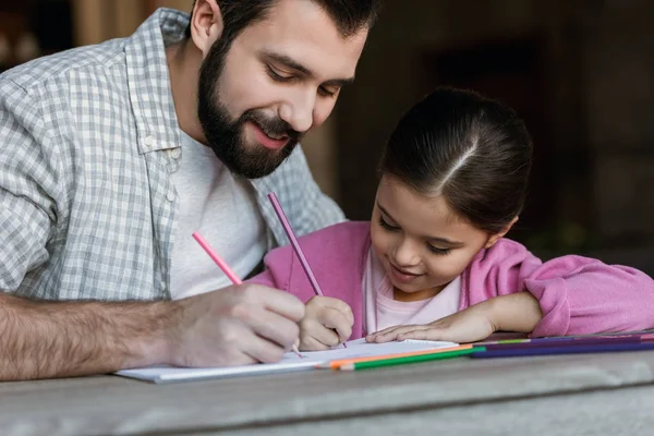 Heureux Père Avec Petite Fille Assise Table Dessin Dans Scrapbook — Photo