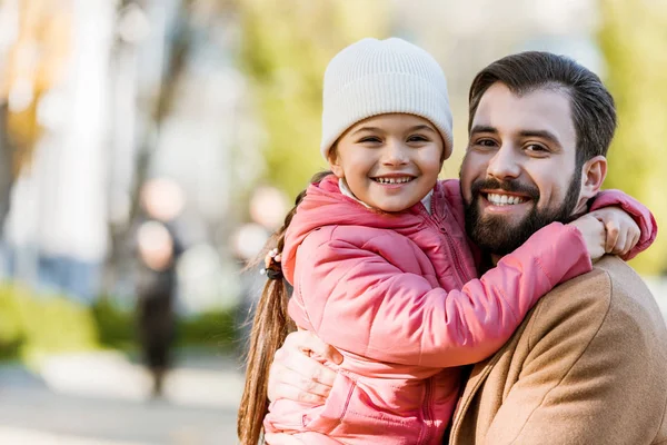 Padre Feliz Con Hija Abrazando Mirando Cámara Afuera — Foto de Stock