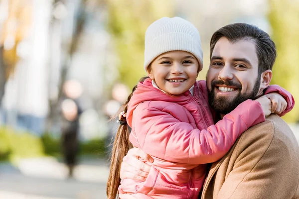 Gelukkig Vader Met Dochter Knuffelen Camera Kijken Buiten — Stockfoto