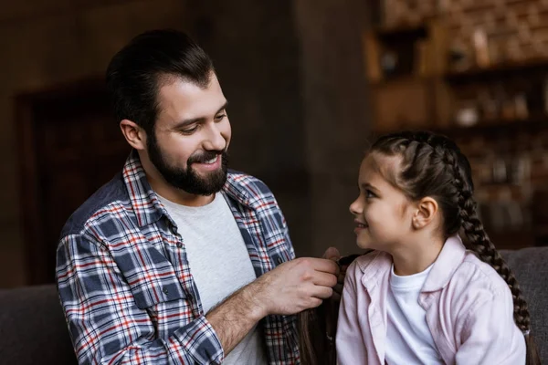 Fader Att Göra Flätor Till Dotter Hemma — Stockfoto