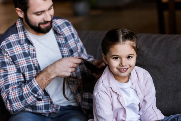 Padre Haciendo Trenzas Hija Casa — Foto de Stock