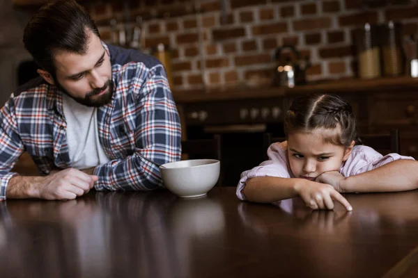 Pai Com Filha Sentada Mesa Criança Não Quer Tomar Café — Fotografia de Stock