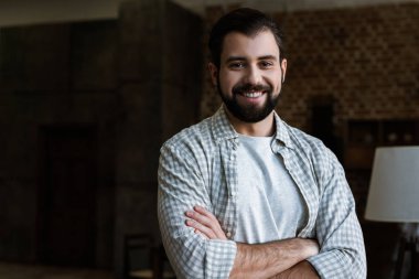 genç çekici adam geçiş silah gülümseyen ve kameraya poz