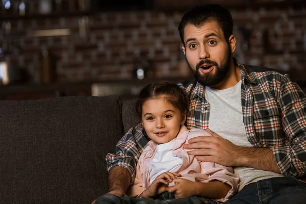 Surprised Father Daughter Sitting Couch Watching Home — Stock Photo, Image
