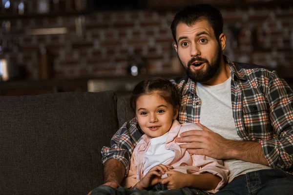 Sorprendido Padre Hija Sentado Sofá Viendo Televisión Casa — Foto de Stock