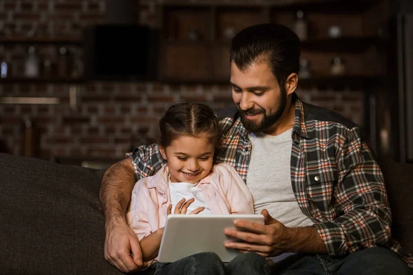 Padre Feliz Con Hija Sentada Sofá Usando Tableta — Foto de Stock