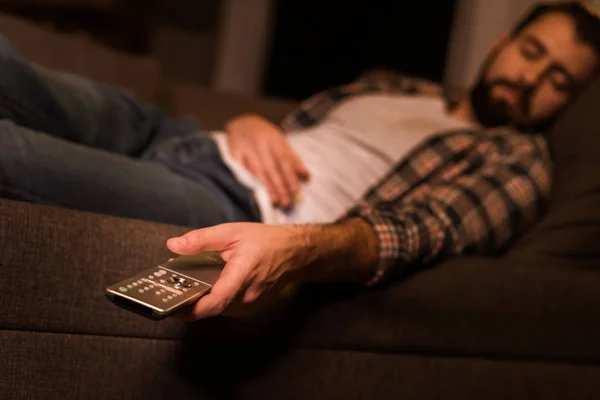 Jovem Cansado Homem Adormecer Sofá Com Controle Remoto Mão Casa — Fotografia de Stock