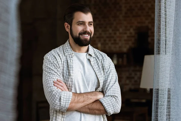 Jovem Sorrindo Atraente Homem Cruzando Braços Posando Para Câmera — Fotografia de Stock