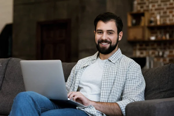 Hombre Guapo Sentado Sofá Uso Ordenador Portátil — Foto de Stock