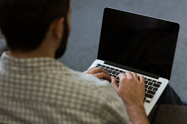 Вид Сзади Человека Сидящего Диване Использующего Ноутбук — стоковое фото