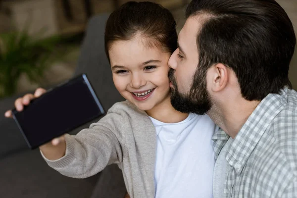 Vrolijke Vader Met Dochter Nemen Selfie Smartphone Thuis — Stockfoto