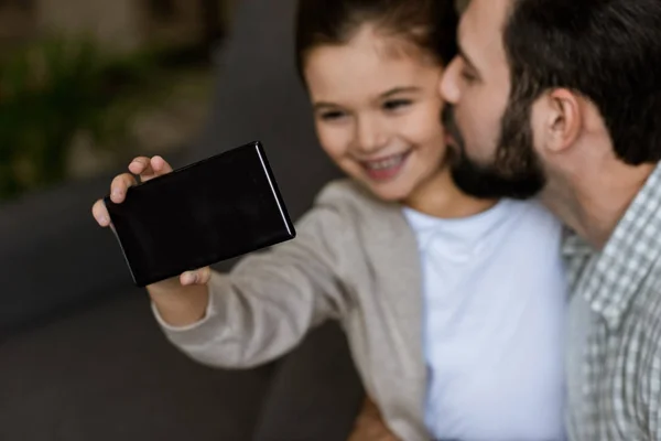 Pai Alegre Com Filha Tomando Selfie Smartphone Casa — Fotografia de Stock