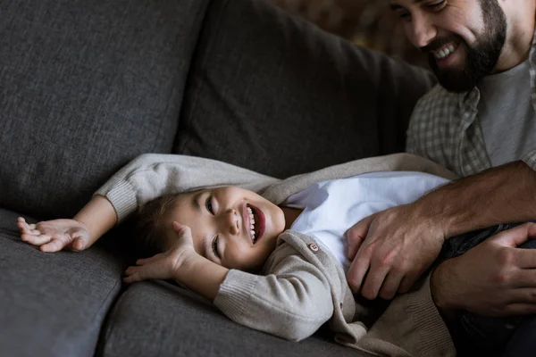 Vader Dochter Leggen Bank Knuffelen Lachen Thuis — Stockfoto