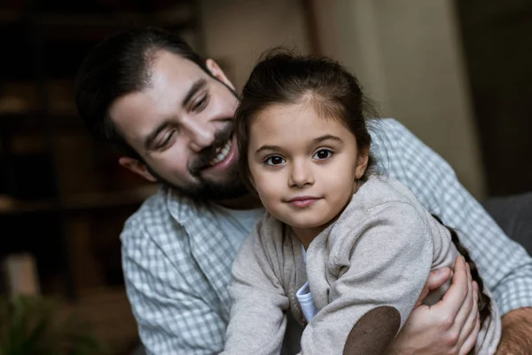 Szczęśliwy Ojciec Córka Przytulanie Patrząc Kamery Domu — Zdjęcie stockowe