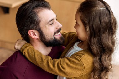 Baba ve sarılma ve birbirine bakarak kız portresi