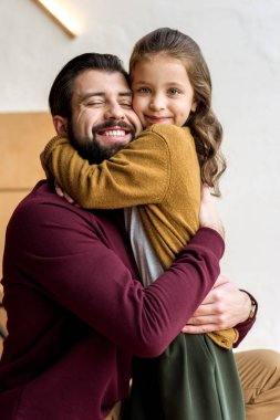 mutlu baba ve kız birbirlerine sarılma