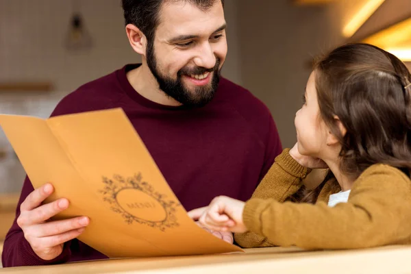 Córka Wykazując Ojca Coś Café Menu — Zdjęcie stockowe