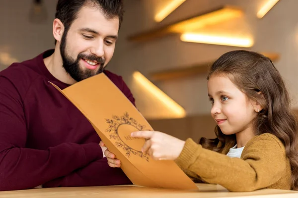 Figlia Guardando Menu Scegliendo Qualcosa — Foto Stock