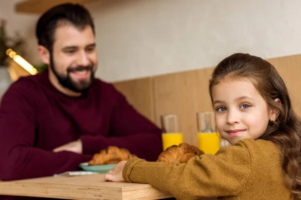 Bedårande Dotter Sitter Med Far Café Och Tittar Kameran — Stockfoto