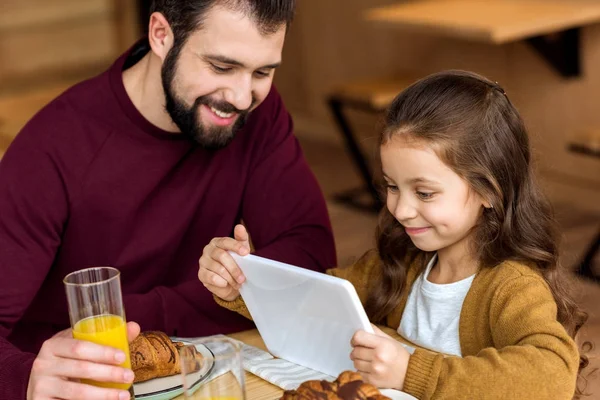 Happy Daughter Looking Tablet While Sitting Father Cafe — Stock Photo, Image