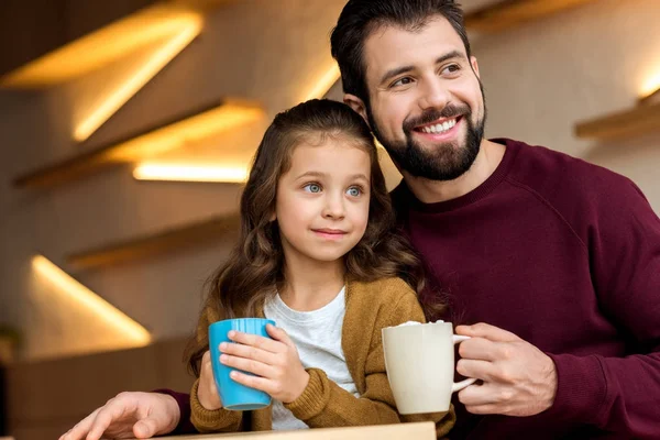 Sorrindo Pai Filha Segurando Copos Cacau Com Marshmallow Olhando Para — Fotografia de Stock