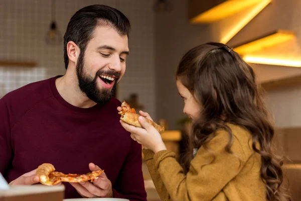 Lánya Hogy Apa Harap Egy Darab Pizza — Stock Fotó