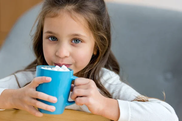 Adorable Kid Drinking Cacao Marshmallow Cafe — Stock Photo, Image
