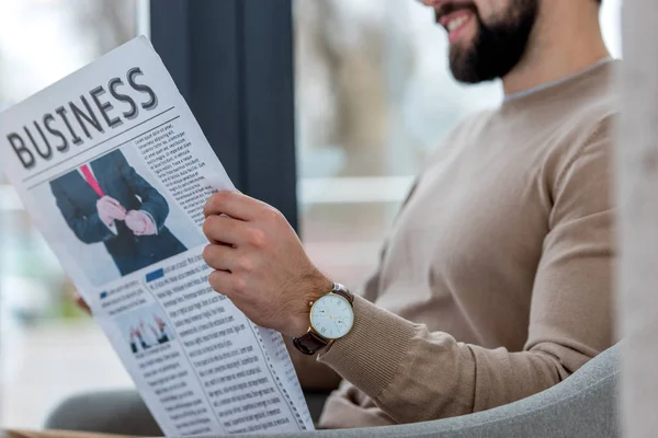 Imagen Recortada Hombre Negocios Sonriente Sentado Cafetería Leyendo Periódico — Foto de Stock