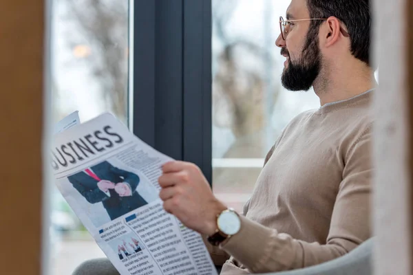 Przystojny Biznesmen Trzymając Gazetę Kawiarni Szukasz Drogi — Zdjęcie stockowe