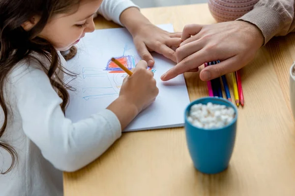 Imagem Cortada Pai Mostrando Filha Onde Desenhar — Fotografia de Stock