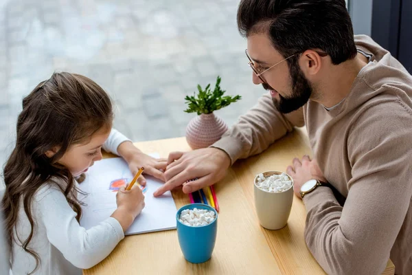 Alegre Padre Mostrando Hija Donde Dibujar — Foto de Stock