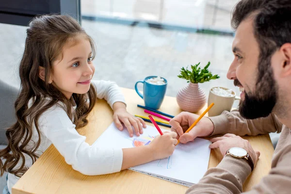 Sonriente Hija Padre Dibujando Juntos Mirándose — Foto de Stock