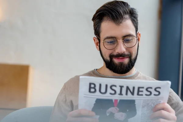 Lächelnder Mann Liest Wirtschaftszeitung — Stockfoto