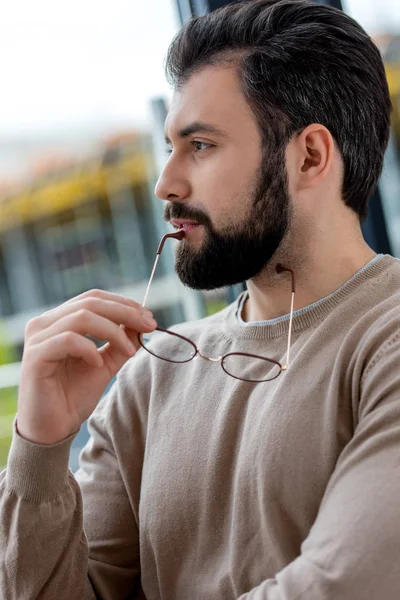 Doordachte Knappe Man Aanraken Van Lippen Met Bril Zoek Weg — Stockfoto