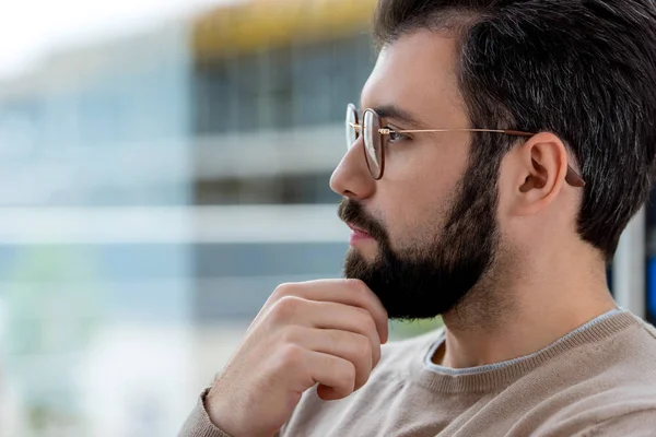 Porträtt Tankeväckande Stilig Man Röra Skägg Och Tittar Bort — Stockfoto