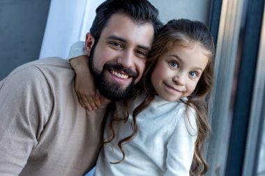mutlu baba ve sarılma ve kameraya bakarak kız