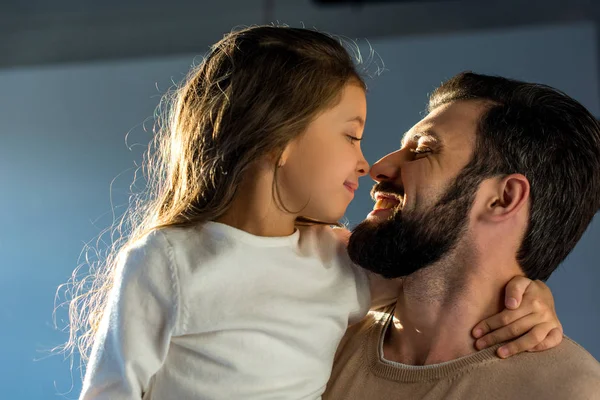 Šťastný Otec Dcera Dotyku Nosem — Stock fotografie