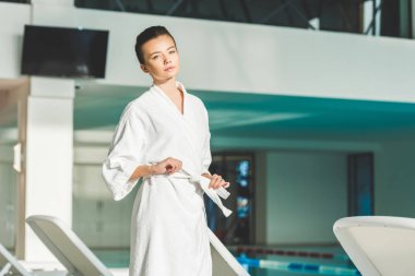 güzel genç kadın bornoz Spa'da kemer bağlama