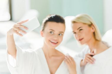 genç kadınlarda mutlu selfie spa merkezinde alarak bornoz