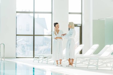 spa merkezinde söz bornoz güzel genç kadın