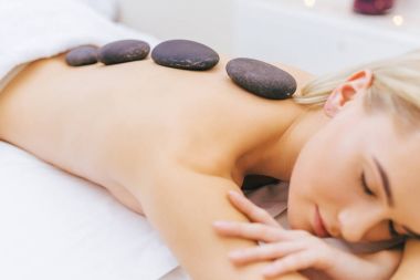 genç kadının taş tedavi spa salonunda getting yakın çekim vurdu