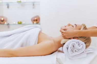 yüz almak çekici genç kadın masaj spa salon