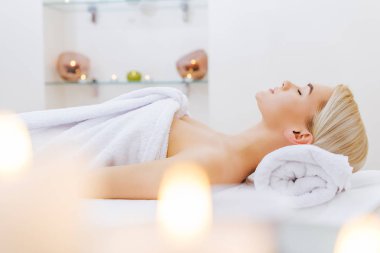 çekici genç kadın rahatlatıcı spa salonu masaj masasında