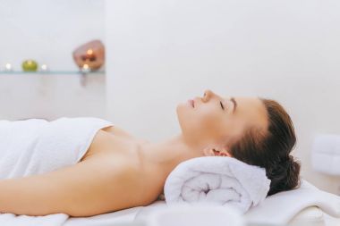genç kadın rahatlatıcı spa salonu masaj masasında