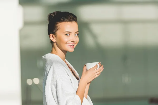 Giovane Donna Sorridente Accappatoio Con Tazza Caffè Centro Benessere — Foto Stock