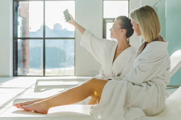 Attractive Young Women Using Smartphone Together Spa Center — Stock Photo, Image