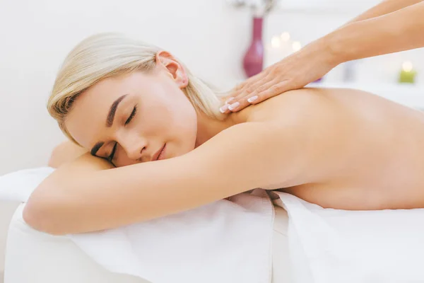 Närbild Vacker Ung Kvinna Får Massage — Stockfoto