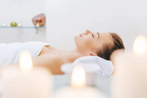 Mulher Bonita Relaxante Mesa Massagem Salão Spa — Fotografia de Stock